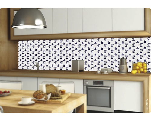 Kuchyňská scéna s fólií proti stříkající vodě s motivem palem a lodí