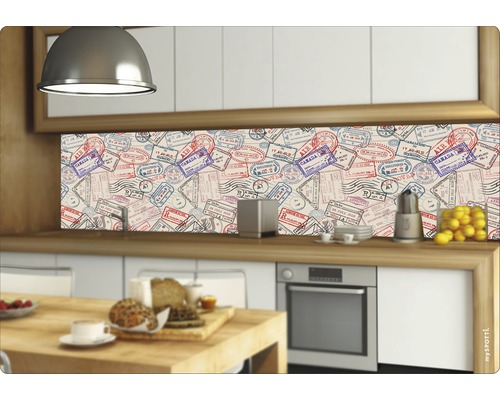 Kuchyňská zástěna s motivem razítka cestovního pasu v moderní kuchyni