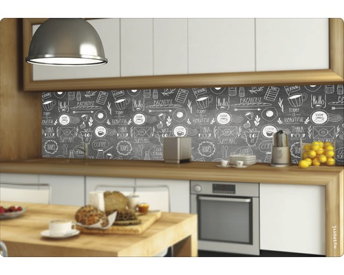 Dekorativní kuchyňská zástěna s tabulovým vzorem a snídaňovými motivy ve světlé kuchyni.