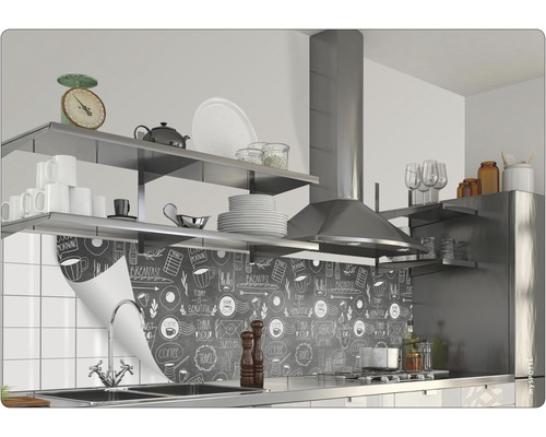 Kuchyňská scéna s policemi, digestoří a dekorativní kuchyňskou zástěnou