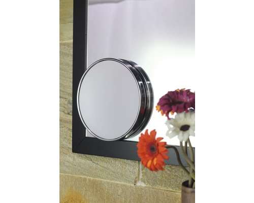 Koupelna s kosmetickým zrcadlem a zrcadlem