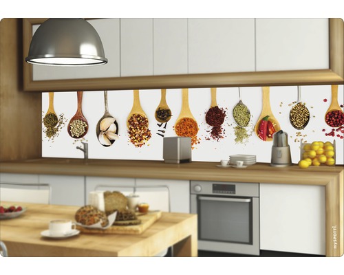 Kuchyňská zástěna s motivem koření ve světlé kuchyni