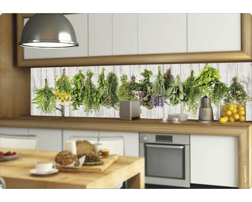 Kuchyňská zástěna s bylinkovými motivy v moderní kuchyni
