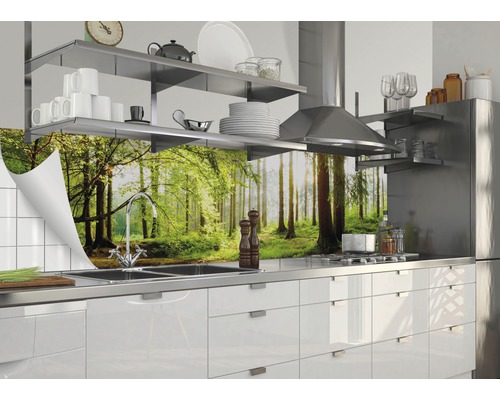 Kuchyňská zástěna s motivem lesa v moderní kuchyni