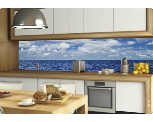 Světlá kuchyně s dřevěnou pracovní deskou a výhledem na moře