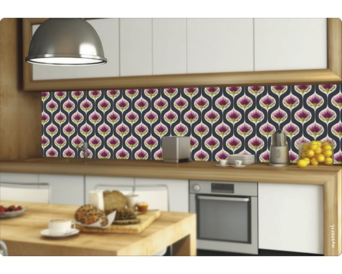 Kuchyňská zástěna s květinovým vzorem v moderní kuchyni