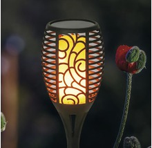 Solární lampa s plamenným efektem pro zahradu
