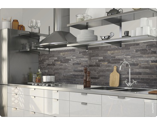 Kuchyňská scéna s dřezem, baterií, sporákem a odsavačem par