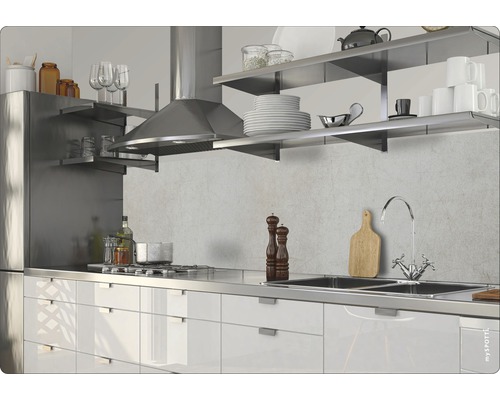 Kuchyňská scéna s dřezem, varnou deskou, digestoří a policemi