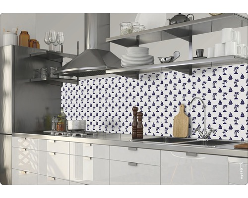 Kuchyňská zástěna s motivem palem a plachetnic v moderní kuchyni