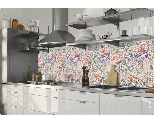 Kuchyně s ochrannou stěnou s motivem poštovních známek, dřezem a varnou deskou.