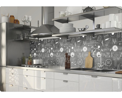 Kuchyňská scéna s dřezem, sporákem, digestoří, policemi a kuchyňskou zástěnou s kresbou křídou