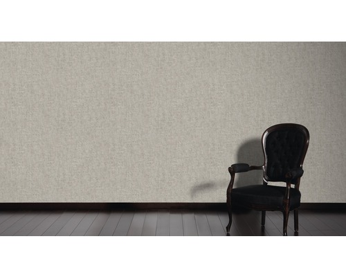 Světlé textilní tapety v obývacím pokoji s tmavou dřevěnou podlahou a židlí