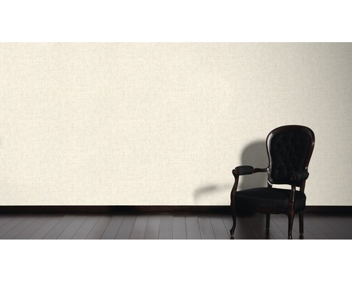 Scéna se strukturovanými tapetami na zdi a židlí