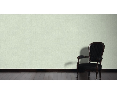 Světlá vliesová tapeta s textilním vzhledem v místnosti s tmavou dřevěnou podlahou a židlí