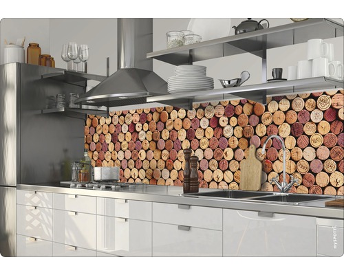 Kuchyňská zástěna s korkovým vzorem v moderní kuchyni.