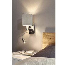 Nástěnné svítidlo s lampičkou na čtení nad nočním stolkem s knihou a brýlemi