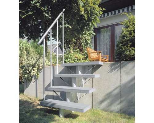 Venkovní betonové schodiště s nerezovým zábradlím na zahradě