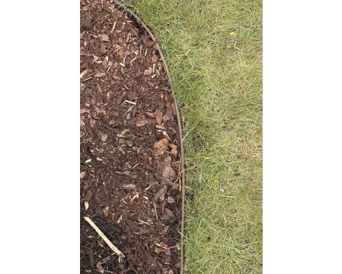 Zahradní scéna s trávníkem, mulčovací kůrou a obrubníkem trávníku