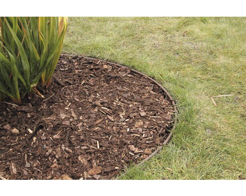 Zahradní záhon s ohraničením a mulčem