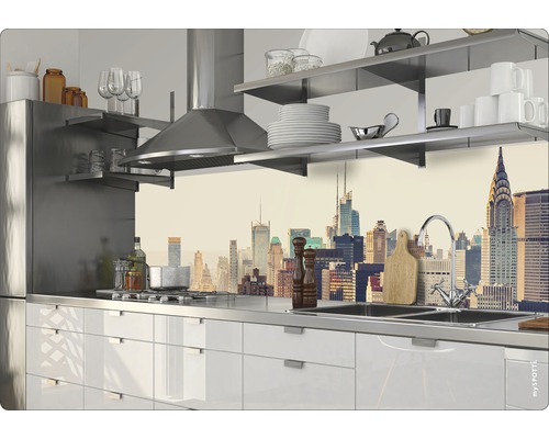 Kuchyňská scéna s odsavačem par, policemi a kuchyňskou deskou s motivem panoramatu