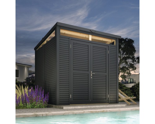 Dřevěný zahradní domek s dvoukřídlými dveřmi vedle bazénu