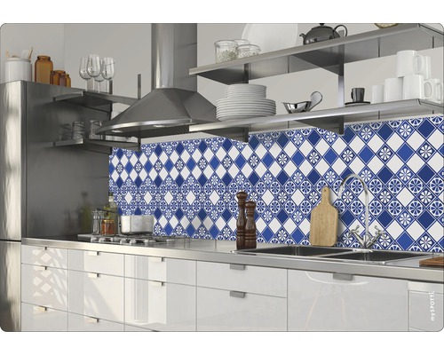 Kuchyně s modrobílým obkladem