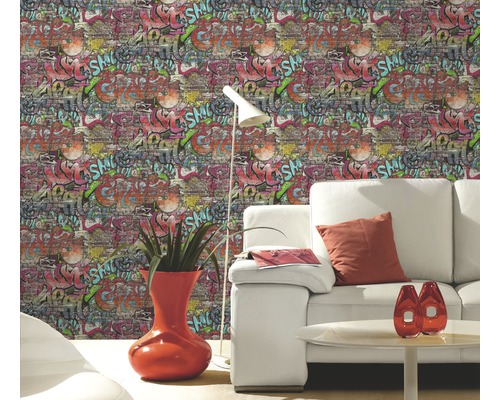 Obývací pokoj s tapetou ve stylu graffiti