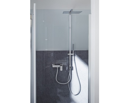 Fotografie sprchy s hlavovou sprchou, ruční sprchou a termostatem