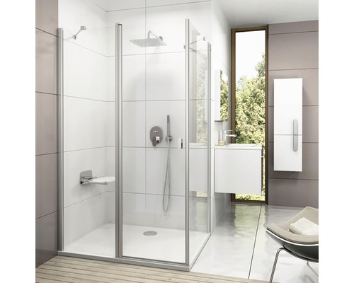 Moderní koupelna se sprchovým koutem, umyvadlem a oknem