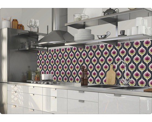 Kuchyňská scéna s kuchyňskou deskou s květinovým vzorem, umyvadlem a varnou deskou