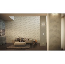 Obývací pokoj s pohovkou, odkládacím stolkem a tapetou s motivem listů