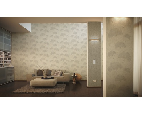 Obývací pokoj s pohovkou, odkládacím stolkem a tapetou s motivem listů