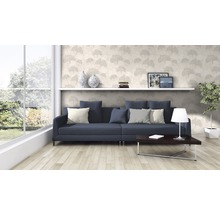 Obývací pokoj s pohovkou, stolem, policí a tapetou