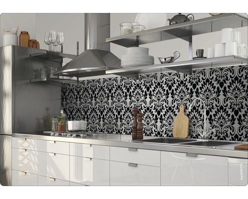 Moderní kuchyně s černým ornamentálním vzorem jako kuchyňská zástěna