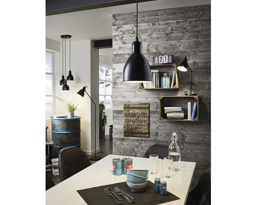 Jídelna s jídelním stolem, židlemi a osvětlením