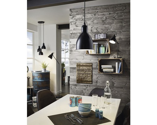 Jídelna s jídelním stolem, nádobím, nástěnnými policemi a závěsnými svítidly