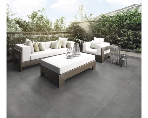 Terasa s šedou dlažbou, pohovkou, křeslem a konferenčním stolkem