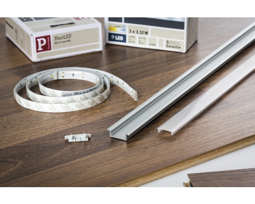 LED pásky s hliníkovým profilem a příslušenstvím na dřevěné podlaze