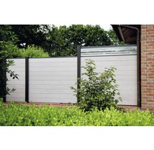 Zahradní plot ze dřeva a skla k ohraničení pozemku