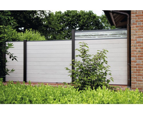 Zahradní plot ze dřeva a skla k ohraničení pozemku