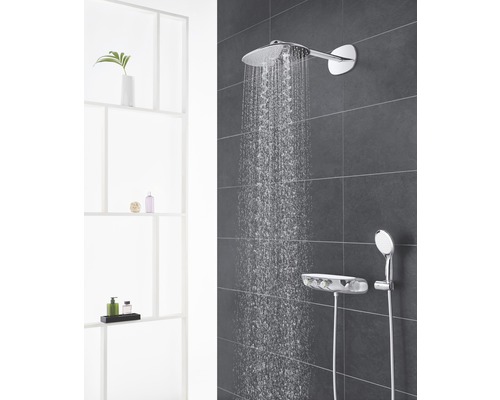 Sprchový systém s hlavovou sprchou, ruční sprchou a termostatickou baterií v koupelně