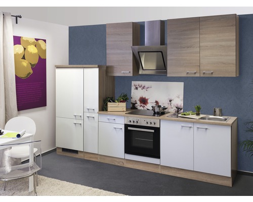 Kuchyňská linka s horními a spodními skříňkami, dřezem, varnou deskou a digestoří