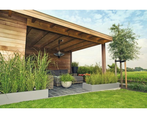 Zahradní posezení s dřevěným altánem, rostlinami v květináčích a trávníkem