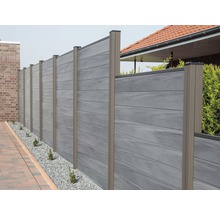 Šedý dřevěný a plastový plot s sloupky