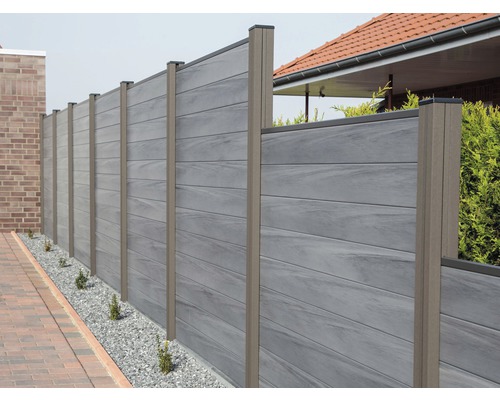 Šedý dřevěný a plastový plot s sloupky