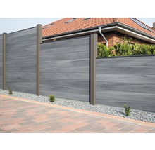 Šedý WPC plot s hnědými sloupky na zahradě.