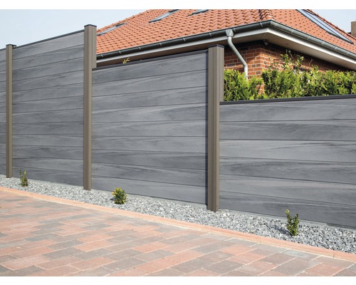 Šedý WPC plot s hnědými sloupky na zahradě.