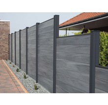 Šedé plastové prvky pro ochranu soukromí s kovovými sloupky