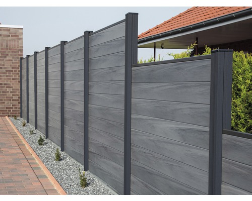 Šedé plastové prvky pro ochranu soukromí s kovovými sloupky